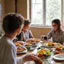 Familia feliz comiendo una comida saludable juntos